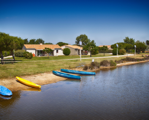Centre CNRS Oléron : le village et le plan d'eau (activités nautiques)