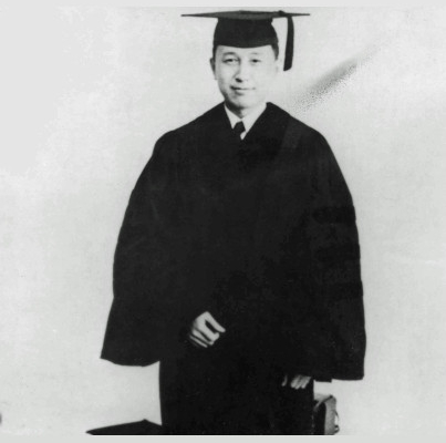 Qian Xuesen en tenue pour la remise des diplômes (1939)