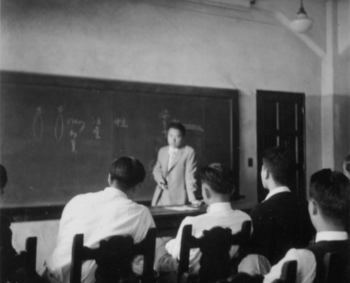 Qian Xuesen pendant un cours (date et source inconnues)
