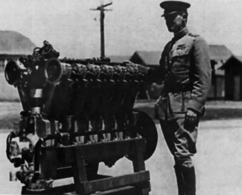 Le jeune Lieutenant Colonel Henry "Hap" Arnold pose devant le moteur d'un des prototypes du Kettering Bug