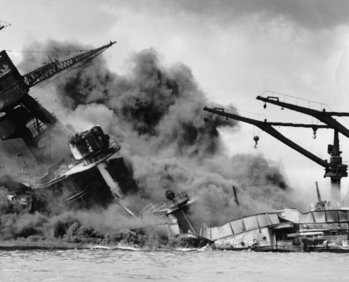 Pearl Harbor 7 dec 1941 : Incendie sur le cuirassé USS Arizona après l'attaque. (source : Wikipedia ; Crédit photo : NARA)