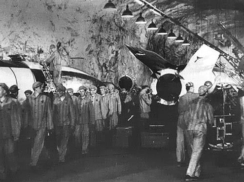 Prisonniers déportés soumis aux travaux forcés sur les V2 dans les tunnels du camp de concentration de Dora-Mittelbau
