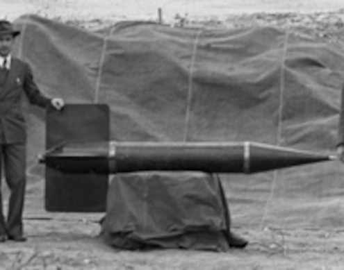 Le général de division Gladeon M. Barnes et Frank Malina, directeur par intérim du JPL, se tiennent près d'une maquette de la fusée Private A (1945)